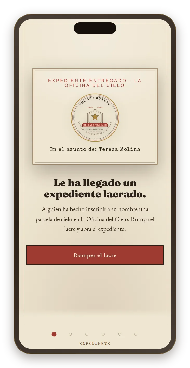 Vista previa del acto de entrega en un teléfono móvil — expediente lacrado de la Oficina del Cielo con su sello, el nombre de la persona destinataria y un botón para romper el lacre.