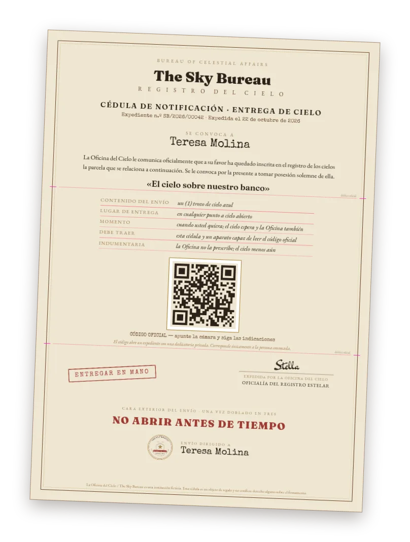 Vista previa de la cédula de notificación de la Oficina del Cielo — convocatoria oficial en A4 para tomar posesión del cielo, con el nombre de la persona convocada, un cuadro de lugar y momento, un código oficial grande y el sello ENTREGAR EN MANO.